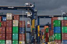 “Containergedón”: crisis de suministro lleva a Walmart y rivales a contratar sus propios barcos