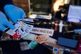 Fraudes con tarjetas: denuncias ante la PDI caen 31% en el primer trimestre