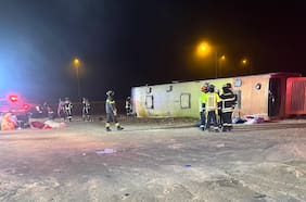 Iban de Iquique a Santiago: Fiscalía abre investigación por transporte de 60 extranjeros en bus accidentado en Copiapó