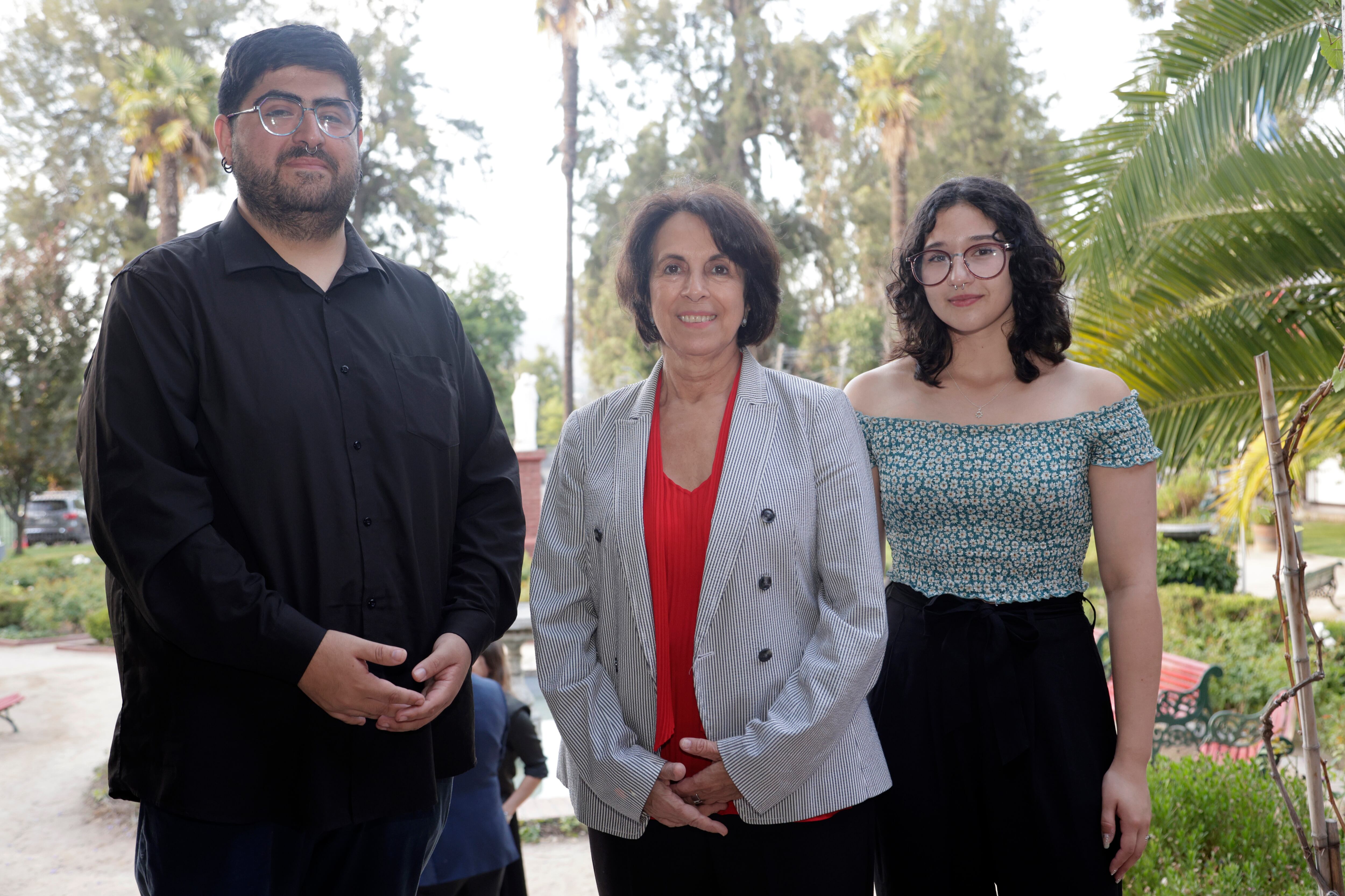 De Universidad de Las Américas: Patricio Espinoza, estudiante becado; Pilar Romaguera, rectora; y Matilda Pizarro, estudiante becada.