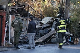 Incendio en Peñalolén provoca destrucción de seis casas y deja a dos personas fallecidas