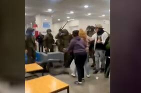 Registran pelea entre carabineros y familiares de los hinchas fallecidos en clínica de La Florida