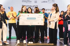 Fertilizantes hechos con bacterias y un guante para rehabilitación: 5 ideas que proponen los jóvenes para Chile