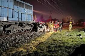 Tren de carga arrolla automóvil en Curicó: tres personas perdieron la vida