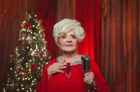 Quién es Brenda Lee y por qué su canción lidera los rankings navideños
