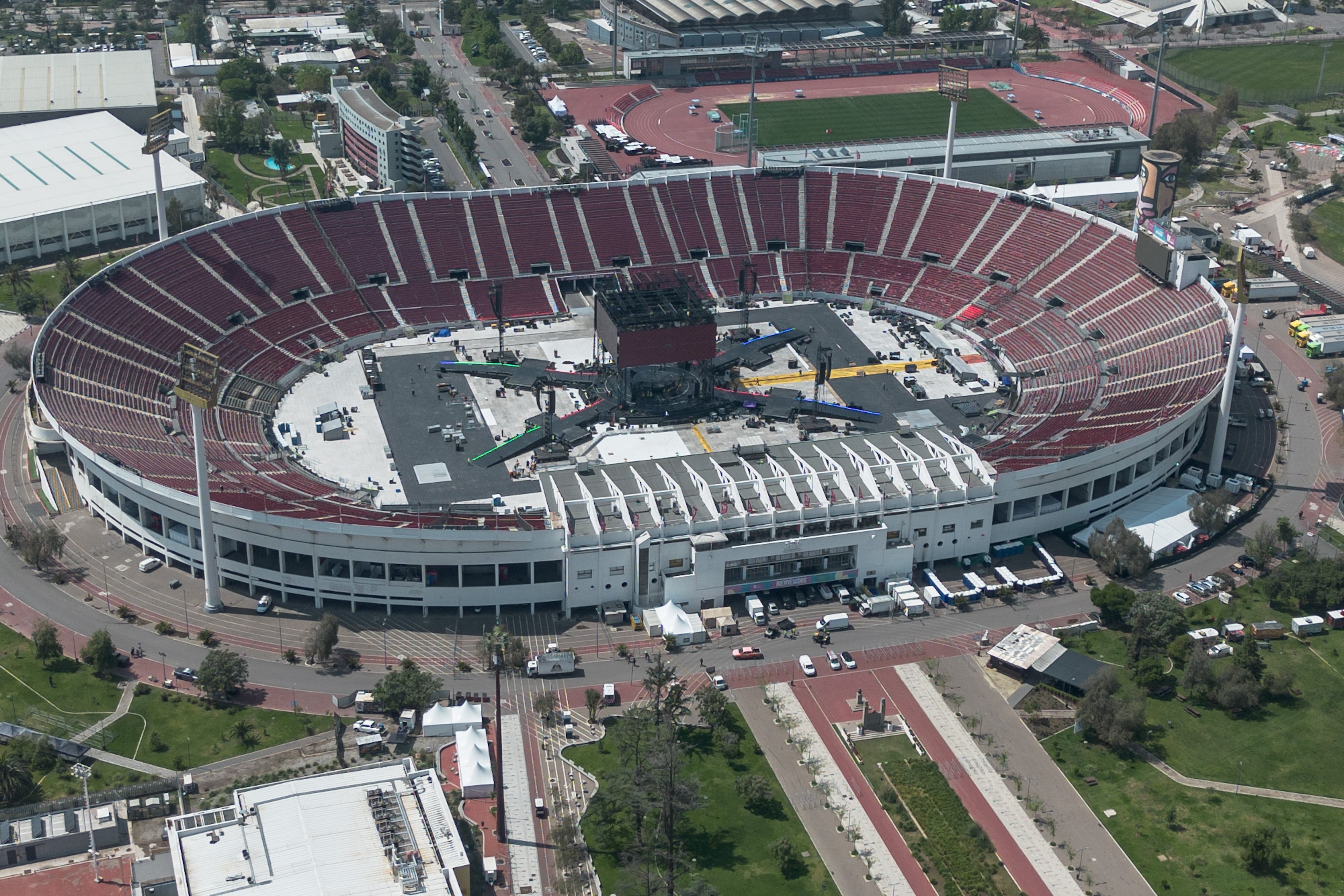 Vista aérea del Estadio Nacional, con los trabajos de montaje para el concierto de la banda surcoreana BTS, una serie de conciertos que comienza este 14 de octubre.