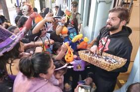Boric sorprende a sus vecinos del barrio Yungay entregando dulces en Halloween