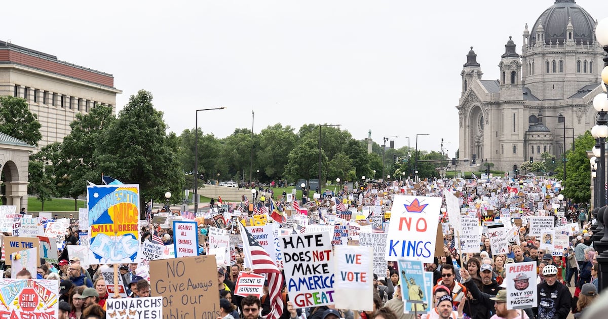 Manifestaciones 'No Kings' y el desfile militar de EE.UU.: un choque de símbolos y tensiones