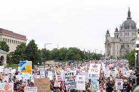 Se desarrollan diversas manifestaciones del movimiento “No Kings” en la previa del desfile del Ejército de los Estados Unidos
