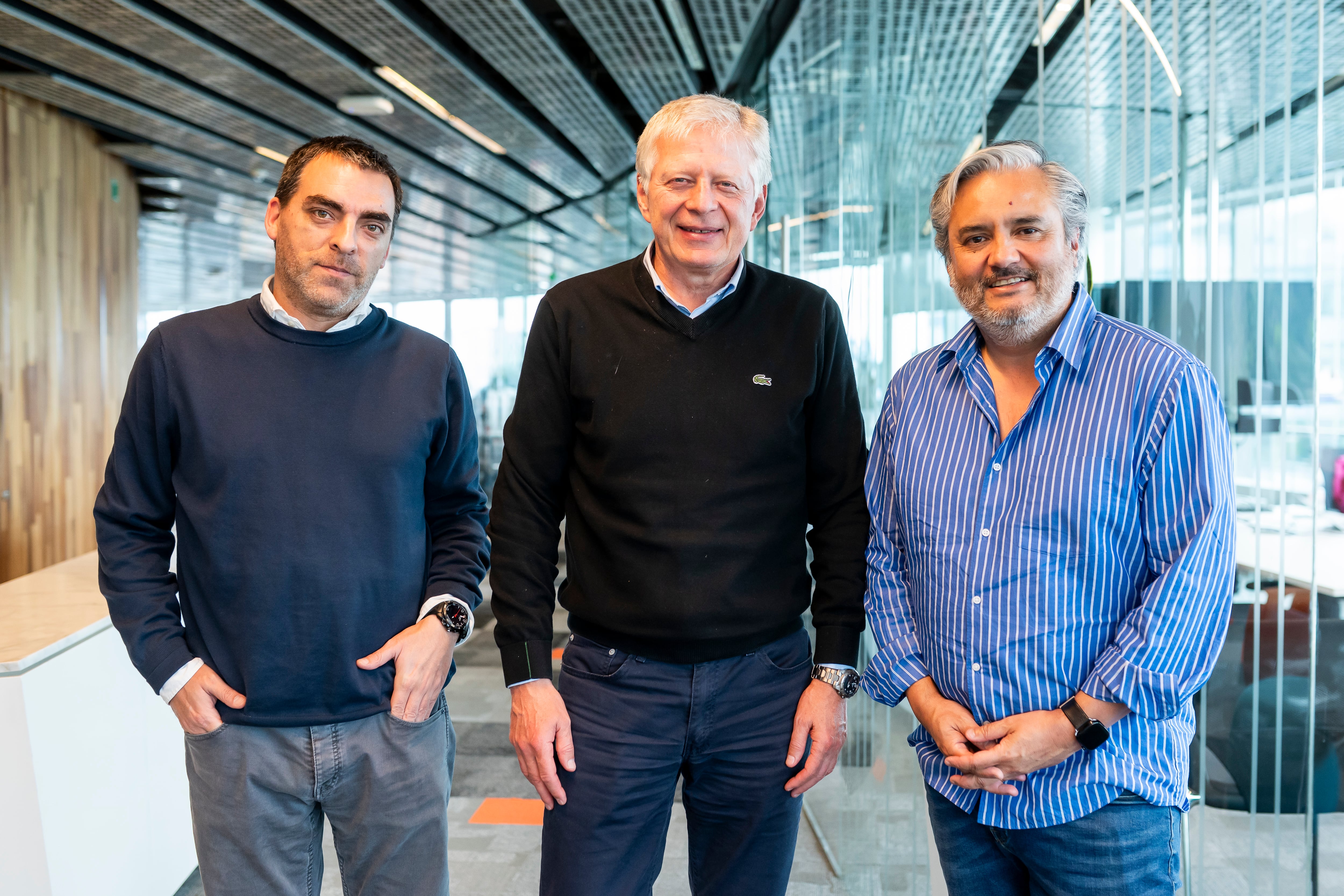 Rodrigo Calbacho, líder de Tribu B2C; José Luis Poch, vicepresidente de Mercado B2C Corporativo y Carlos Millán, líder de Centro de Experiencia B2C, todos de Entel.