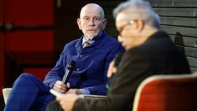 John Malkovich se presenta en la UDP: “El material de Roberto Bolaño demanda distancia y disciplina”