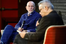 John Malkovich se presenta en la UDP: “El material de Roberto Bolaño demanda distancia y disciplina”