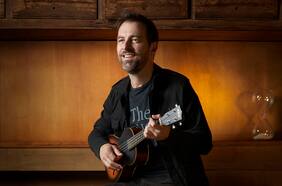 En formato íntimo: Kevin Johansen vuelve a Chile con su Vecino Tour