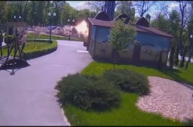 Guerra en Ucrania | Cámaras de seguridad registran la caída de un cohete en un parque de diversiones