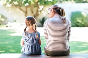 3 frases que nunca dicen los padres que educan a niños con alta inteligencia emocional, según una experta de Harvard