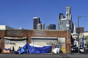 La liberal California le declara la guerra a los campamentos de personas sin hogar