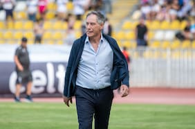 “No solo pierde, también está jugando bastante mal”: históricos de la UC repasan los días más duros de Ariel Holan en San Carlos