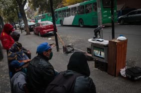 Los que enfrentan la crisis desde la cuneta: radiografía a la indigencia durante la pandemia