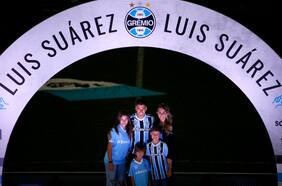 Con bienvenida de Neymar a Brasil y 60 mil personas en las tribunas: la espectacular presentación de Luis Suárez en Gremio