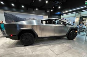 El imponente Tesla Cybertruck deslumbra en Santiago: se puede ver, pero no comprar