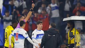 Roja a los 9 minutos: la violenta patada sobre Clemente Montes que deja a la UC con un jugador más ante Barcelona