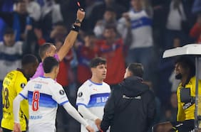 Roja a los 9 minutos: la violenta patada sobre Clemente Montes que deja a la UC con un jugador más ante Barcelona