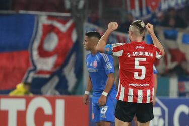 Estudiantes de la Plata superó a la U en la cancha y en la tabla.