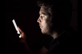 FOMO, el fenómeno psicológico que relaciona ansiedad y redes sociales: qué es y cómo identificarlo