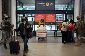 Reportan alto flujo de personas en el aeropuerto de Santiago