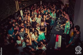 El adiós del bar El Clan tras 25 años: un sticker inamovible de la música chilena