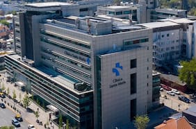 Falsa alarma química en Clínica Santa María moviliza a Bomberos y obliga a evacuar a 20 trabajadores