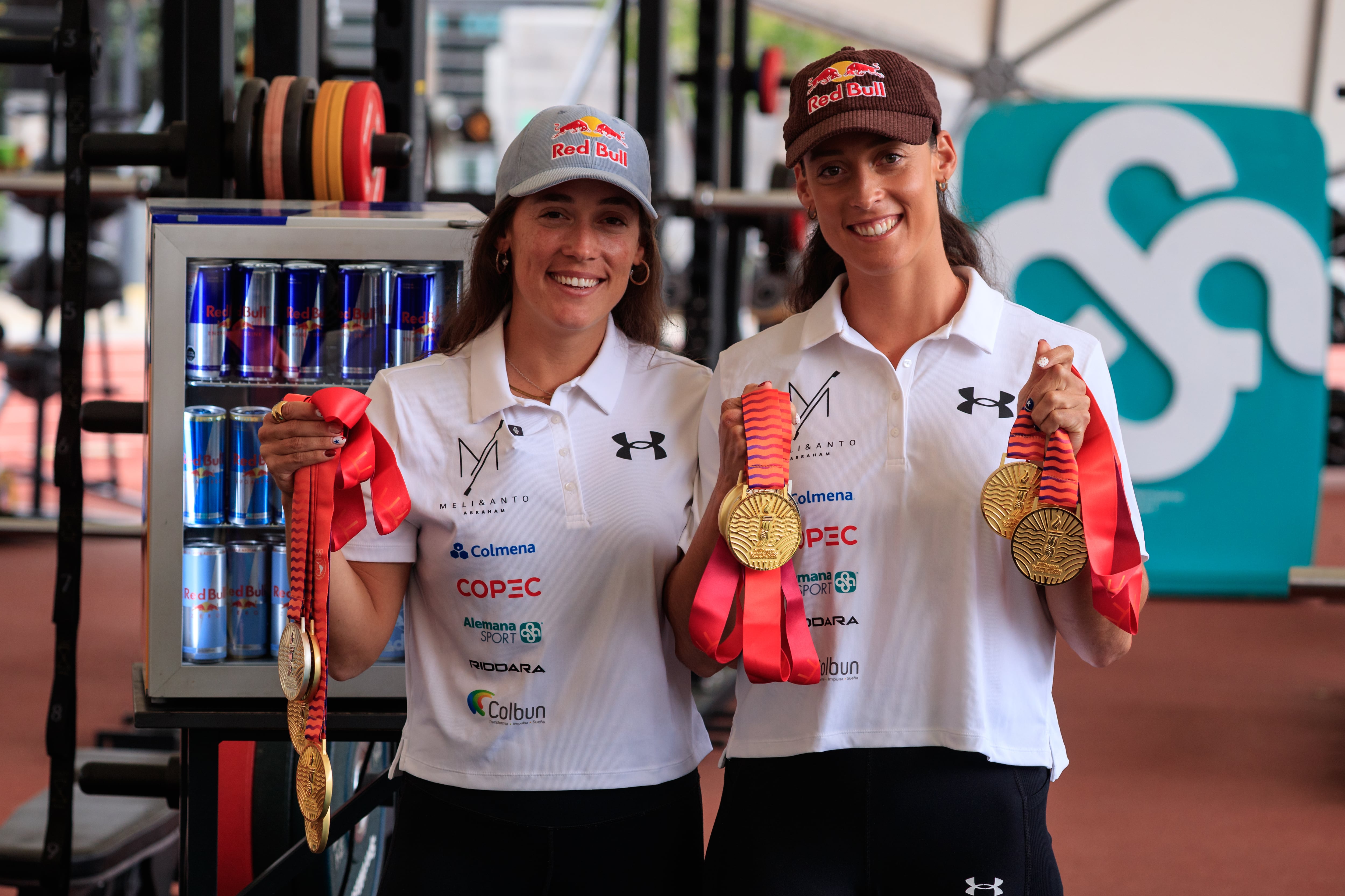 Melita y Antonia Abraham posan junto a sus medallas de los Juegos Suramericanos. Foto: Alemana Sport.