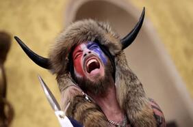 El “chamán de QAnon” agradece a Trump tras indulto por el asalto al Capitolio: “Ahora voy a comprar armas, amo este país”