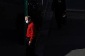 ¿Está pensando usar dos mascarillas? Si lo hace, debe hacerlo así según un estudio