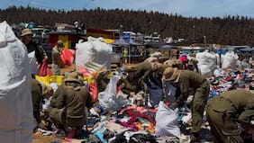 Trabajo conjunto entre PDI y Carabineros permitió retirar más de 10 toneladas de ropa acopiada en Penco y Tomé