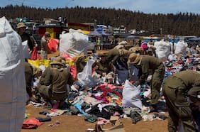 Trabajo conjunto entre PDI y Carabineros permitió retirar más de 10 toneladas de ropa acopiada en Penco y Tomé