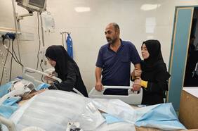 Alaa y Hamdi al-Najjar, la pareja de médicos en Gaza que perdió a nueve de sus 10 hijos en un ataque aéreo israelí