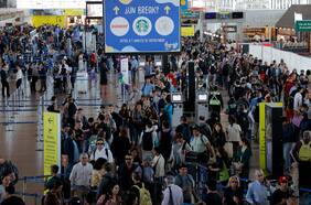 Suspenden vuelos por casi una hora en el aeropuerto de Santiago por presencia de aves