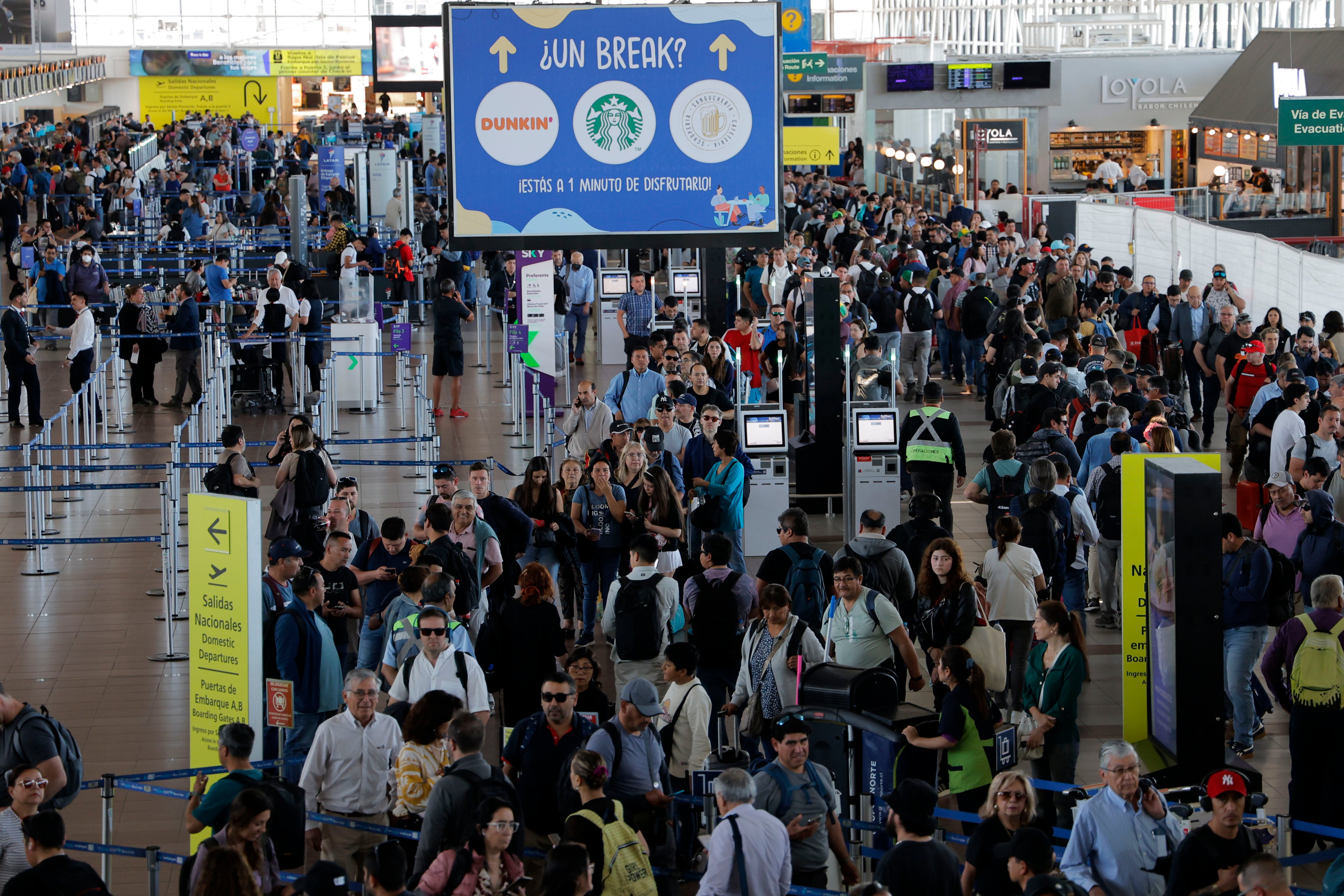Largas filas de pasajeros en el Aeropuerto de Santiago. Javier Torres/Aton Chile