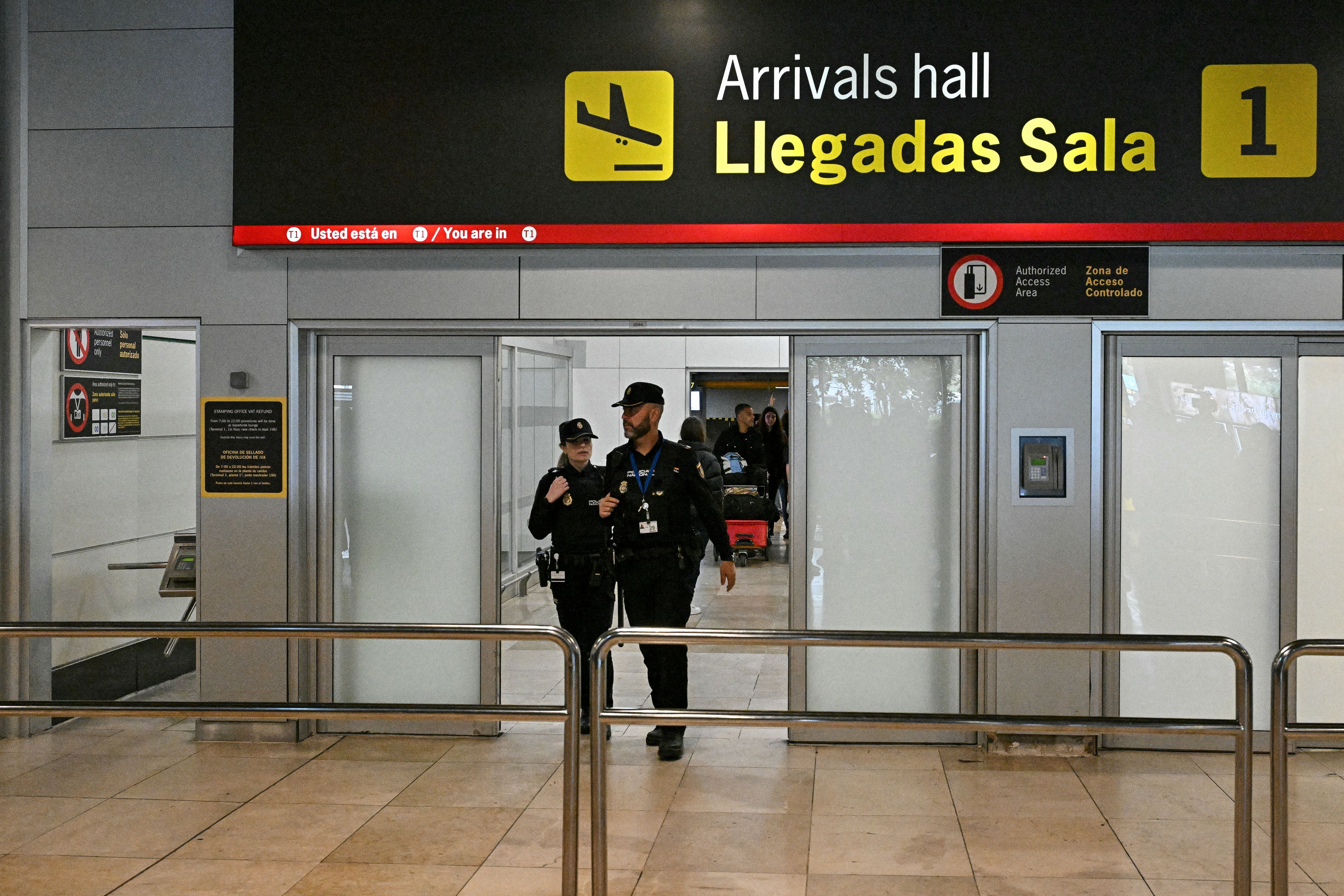 Agentes de la Policía Nacional española salen de la terminal de llegadas de la Terminal 1 del aeropuerto de Madrid Barajas, el 3 de abril de 2024. Foto: AFP