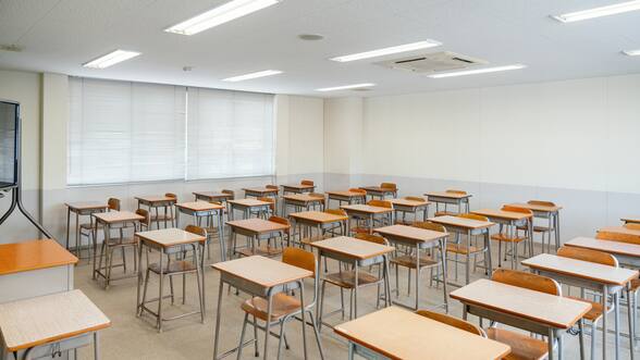 Suspenden clases en liceo de Constitución tras hallazgo de amenaza en baño del establecimiento