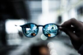 Fact Cheking: ¿Los anteojos de luz azul ayudan a cuidar la vista?