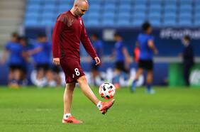 La historia del exjugador de Colo Colo que concertó una reunión con Andrés Iniesta a través de Linkedin