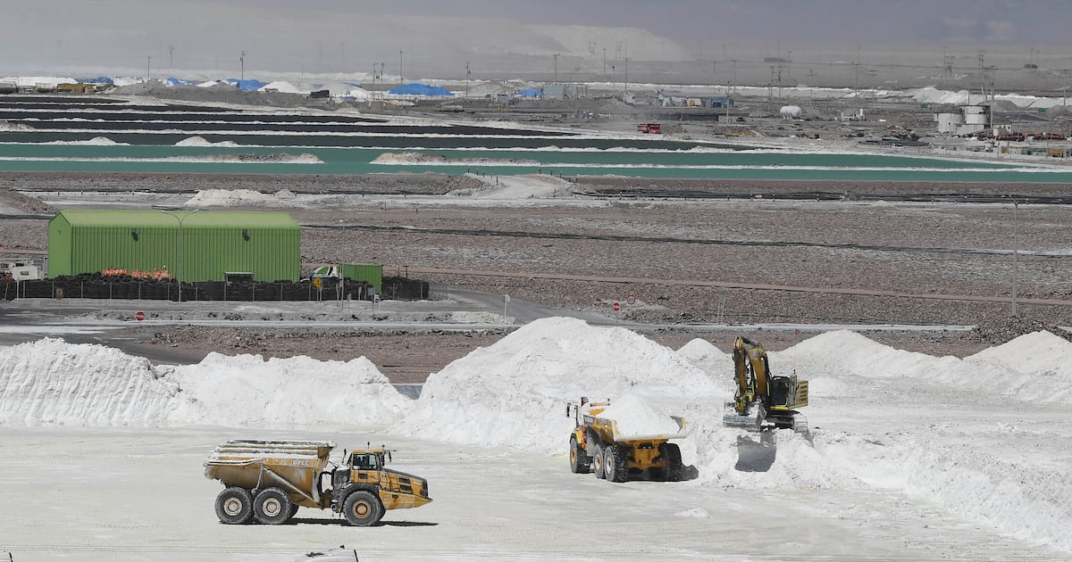 La guerra comercial sobre el litio: un pulso entre Estados Unidos y China que redefine el futuro de Chile
