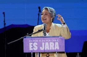 “Les pido que conversen con la vecina que tiene dudas”: Jara llama a sus partidarios a sumar votos en medio de proyecciones de su comando bajo el 30%