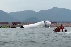 Qué se sabe del accidente aéreo que terminó con un avión en el mar y dos muertos en Hong Kong