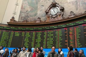 La renta variable empieza a asimilar la guerra en Ucrania y la Bolsa de Santiago es la que más sube en el mundo a un mes de la invasión rusa