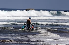 Científicos descubren preocupante alteración en el oído por bañarse en las frías costas chilenas