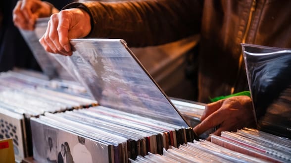 Firma de discos, sesiones de escucha y conversatorios: lo que debes saber del Día del Vinilo 2026 en el GAM