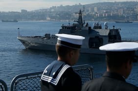 Funcionarios de la Armada son atendidos de urgencia tras caer al mar desde helicóptero durante entrenamiento en Concón